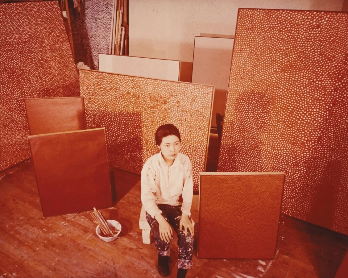 YAYOI KUSAMA AT HER NEW YORK STUDIO, 1961. IMAGE COURTESY YAYOI KUSMA INC. © YAYOI KUSAMA