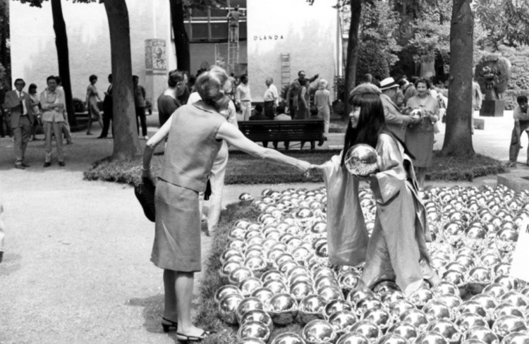Yayoi Kusama with Narcissus Garden, 1966, installed in Venice Biennale, Italy, 1966 (ภาพ: https://smarthistory.org/yayoi-kusama-narcissus-garden/) (photo: Yayoi Kusama Studio) © YAYOI KUSAMA. Courtesy David Zwirner, New York; Ota Fine Arts, Tokyo/Singapore/Shanghai; Victoria Miro, London/Venice.