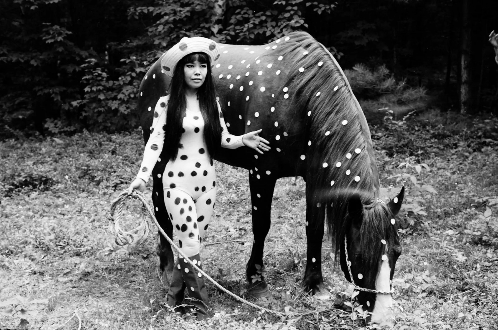 ในปี 1967 Yayoi Kusama ได้จัดแสดง ‘Horse Play’ ซึ่งเป็นการแสดงสดที่จัดขึ้นในเมืองวูดสต็อก รัฐนิวยอร์ก สหรัฐอเมริกา โดยใช้สีลายจุดทาตัวเธอและม้าของเธอ ต่อมาก็ทาต้นไม้ ก้อนหิน และผู้เข้าร่วมคนอื่นๆ ขณะที่เธอเดินผ่านป่า (ภาพ: avantarte.com)