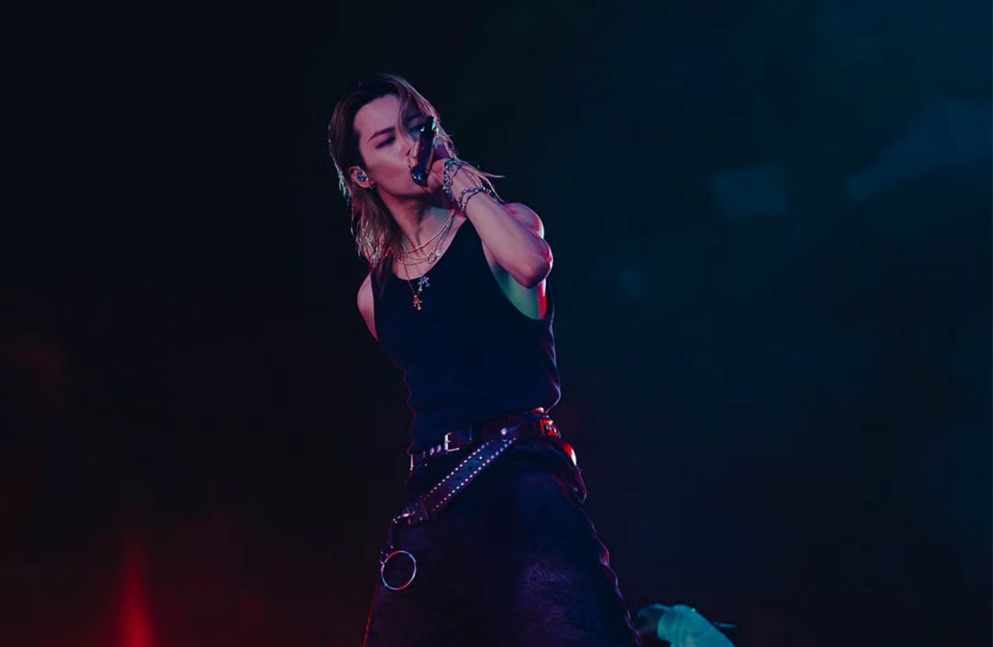 Stage presence requires serious athletic endurance. Here is a look at the functional conditioning and core stability work keeping the BTS star perform-ready (Photo: j.m/Instagram)