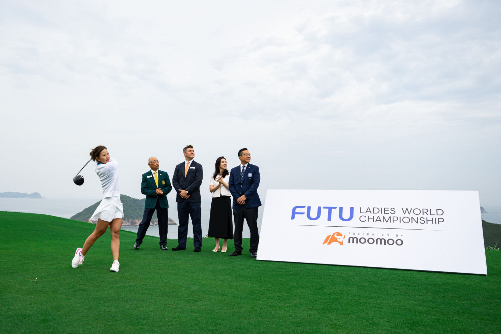 Tiffany Chan, Hong Kong’s LPGA player
and Club Ambassador for The Clearwater
Bay Golf & Country Club, performs the
ceremonial tee-off (Photo: LPGA Tour)
