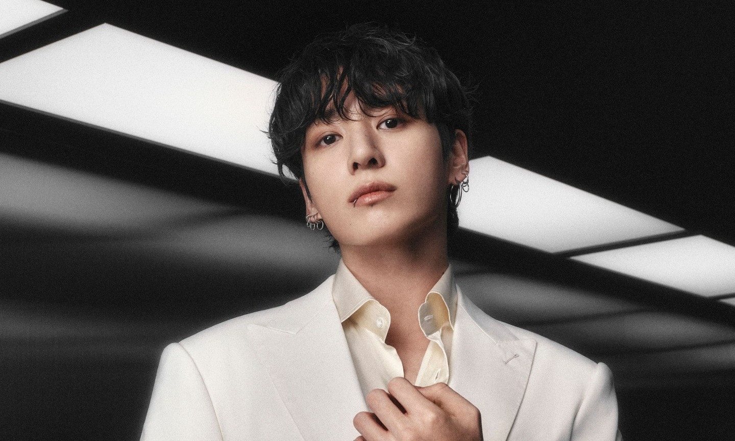 From solo album records and global campaign deals to high-end Itaewon real estate, Jeon Jungkook’s financial footprint extends far beyond standard pop stardom. Here is an inside look at how the BTS member built and distributed his massive multi-million-dollar fortune (Photo: Hublot/Instagram)