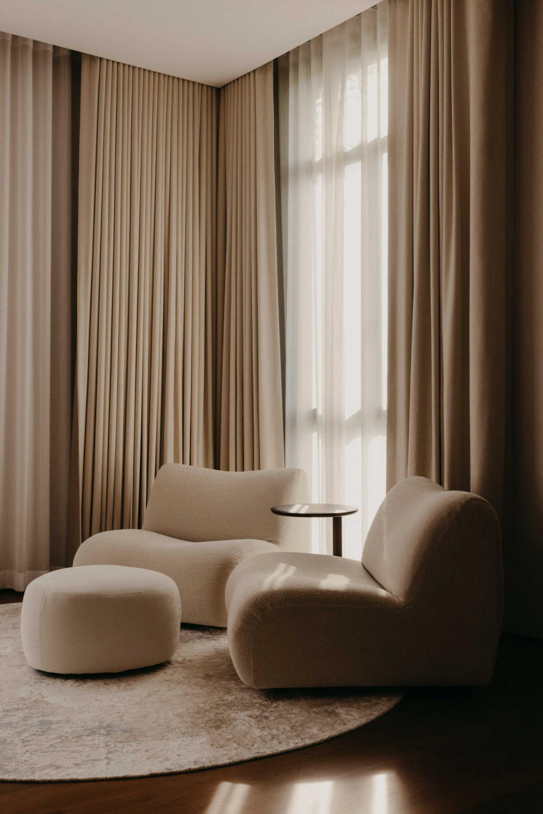 The 1977 sofa chairs and Crescent ottoman from King Living create a lounging corner for quiet moments