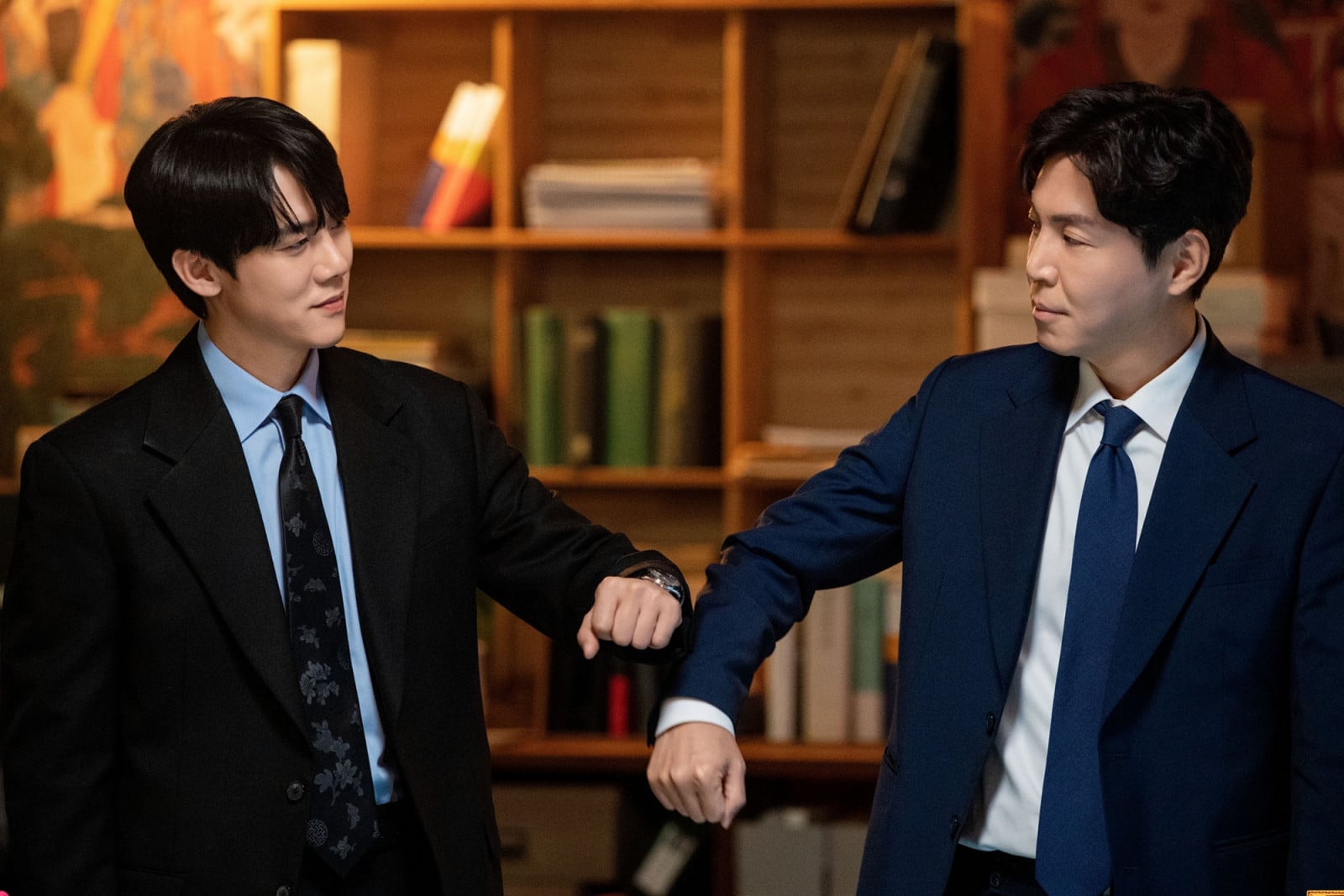 Choi Won-young as the ghostly prosecutor father Shin Ki-joong appearing before Yoo Yeon-seok in SBS legal fantasy Phantom Lawyer