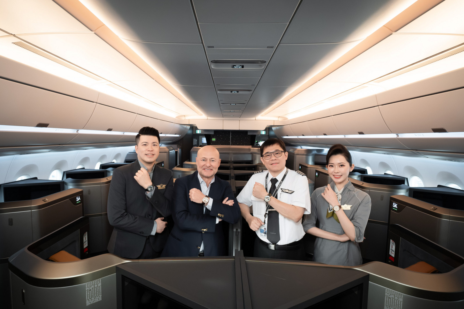 星宇航空董事長張國煒(左)與House of Brands執行長Georges Kern 和星宇航空機組員合影。(Photo: Brietling)(Photo: Brietling)