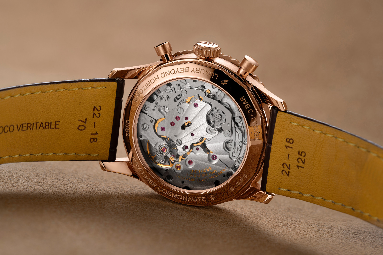 百年靈 Breitling Navitimer B02 Chronograph 41 Cosmonaute STARLUX Airline Edition 錶背鐫刻Luxury Beyond Horizon,以及限量編號。(Photo: Brietling)