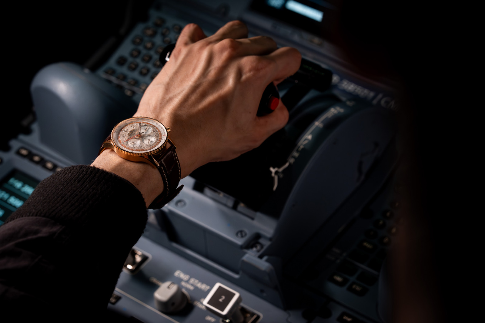 模特兒佩戴百年靈 Breitling Navitimer B02 Chronograph 41 Cosmonaute STARLUX Airline Edition (Photo: Brietling)