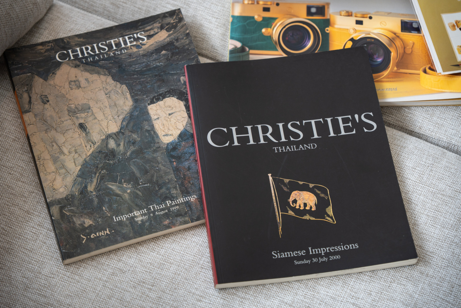 ตัวอย่างแคตตาล็อกประกอบการประมูลศิลปะของ Christie's Thailand (ภาพ: Christie's Thailand)