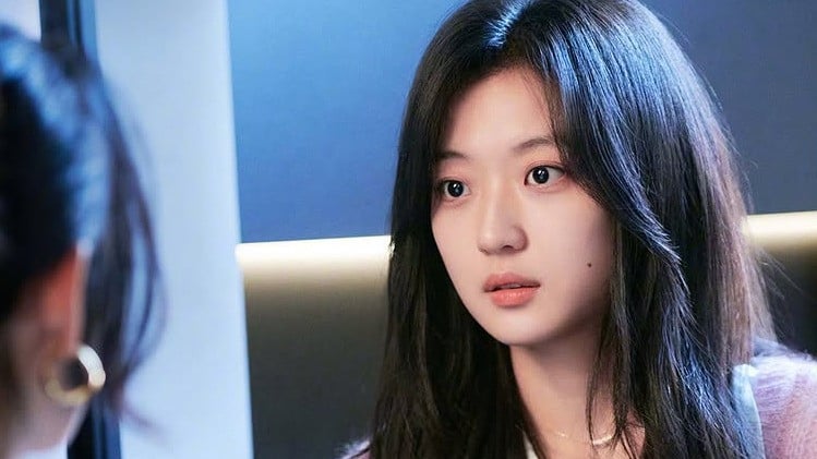 Sun Qian is Shang Zhitao (Flora) alongside Jing Boran as Luan Nian (Luke) in the workplace romance C-drama The Early Spring.