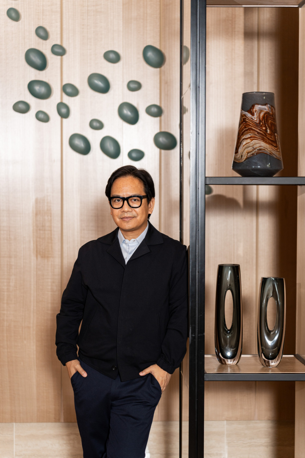 A lounge area at Shang Residences at Wack Wack features custom
furniture by Vito Selma layered with design artefacts, a mix of pre-Hispanic and contemporary pottery, and a large wall piece by Nixxio Castrillo anchors the vista