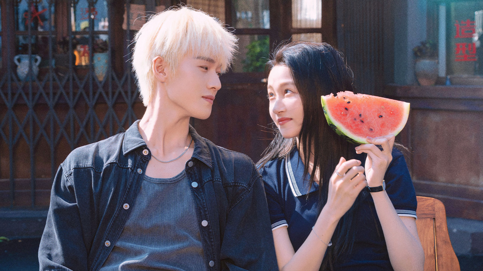 Chinese male and female eating watermelon for Dazzling C-drama (Photo: Rakuten Viki)
