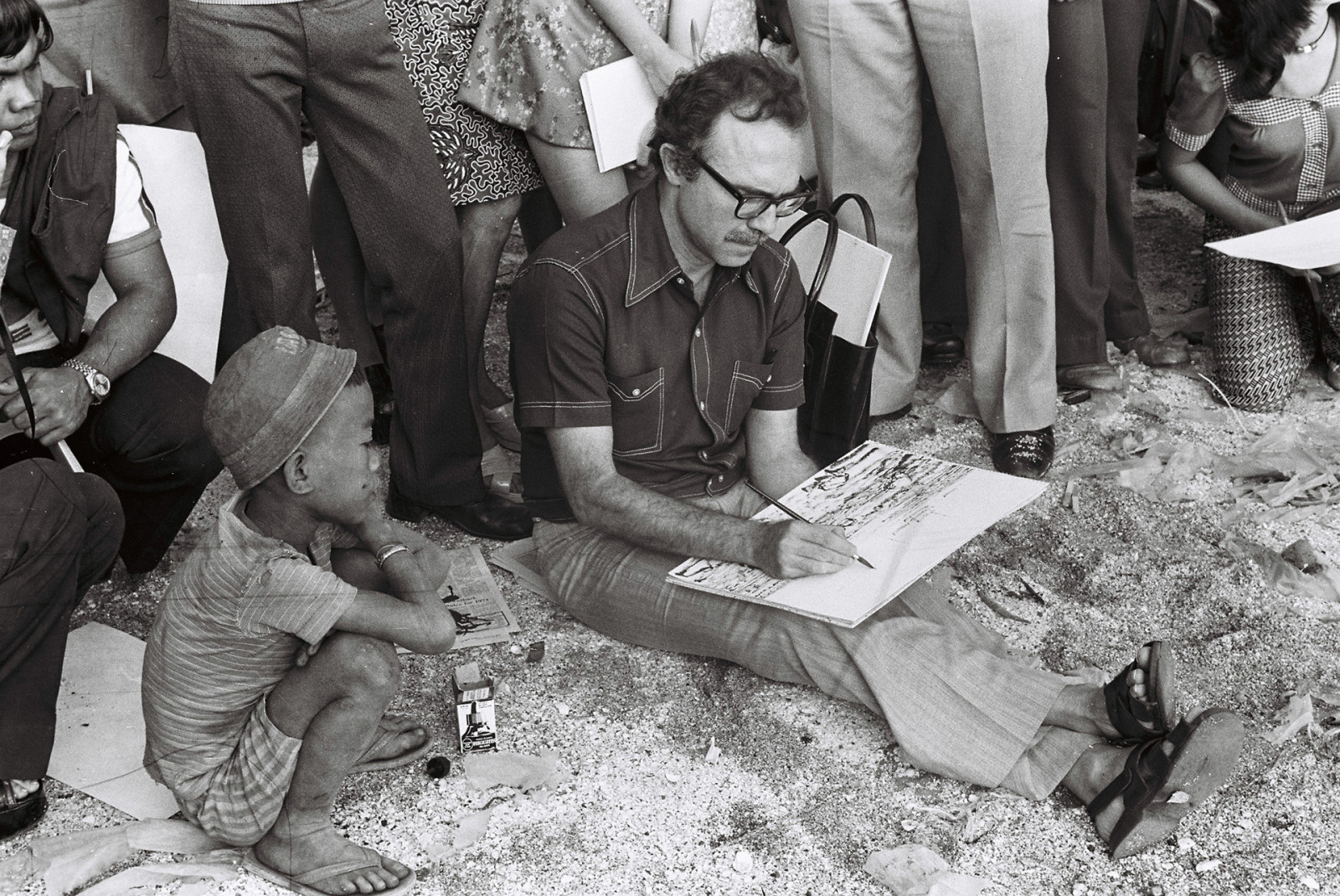 A photo of the late Juvenal Sansó sketching by Roxas Boulevard, from Nath and Annamee Gutierrez’s collection of archival photographs (Photo: courtesy of Fundacion Sansó)