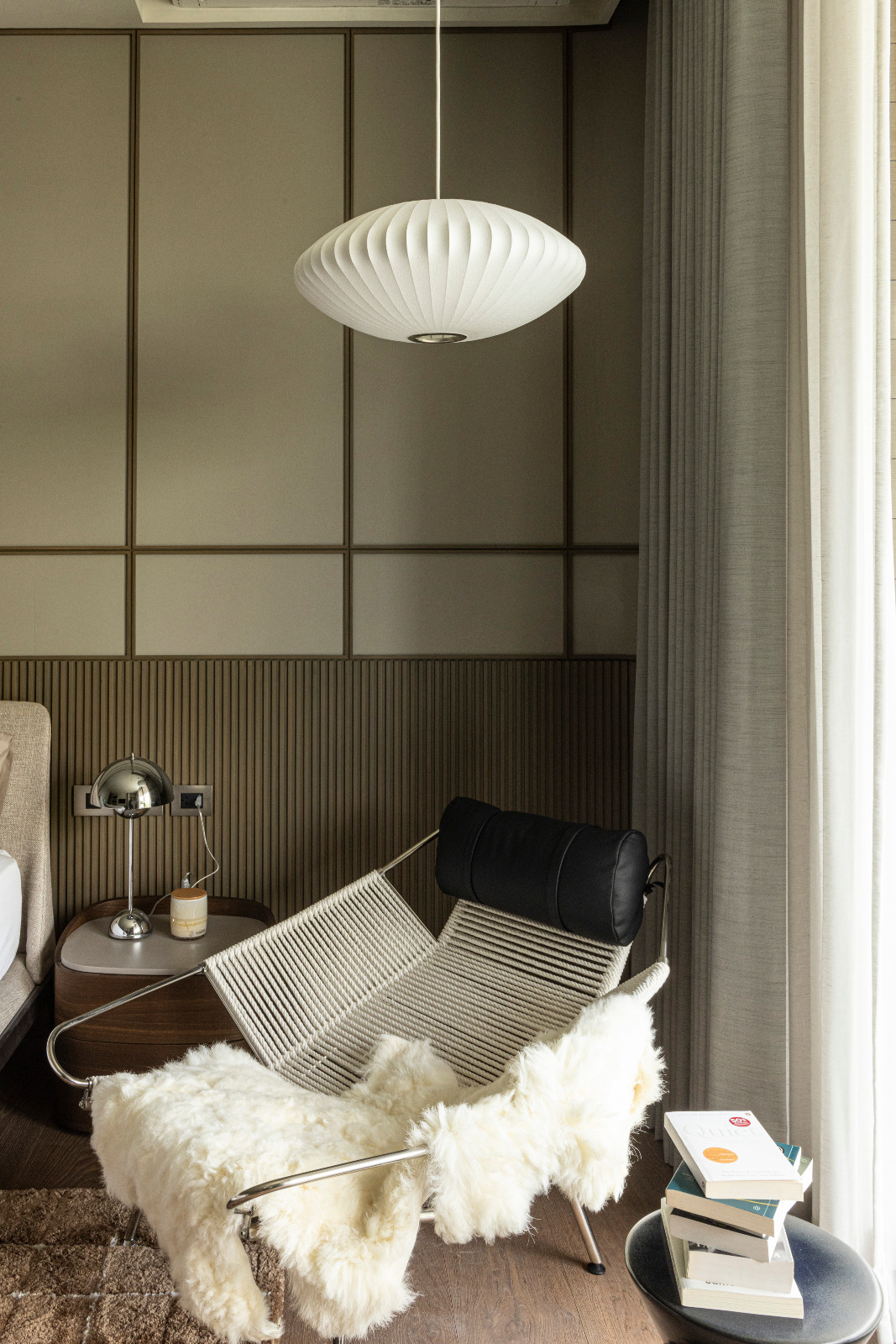 A corner in a bedroom of the San Juan home with a Flag Halyard armchair paired with Zanotta’s Zeus side table