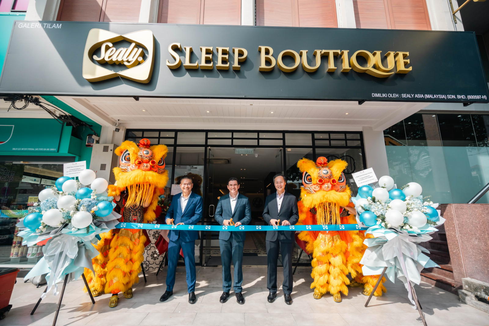 Celebrating the first Sealy Sleep Boutique in George Town, Penang, from left to right: Derek Yeoh – Country Manager, Sealy Malaysia, George Dyer – Managing Director, Sealy International and Lee Chee Yan – General Manager, Sealy Asia