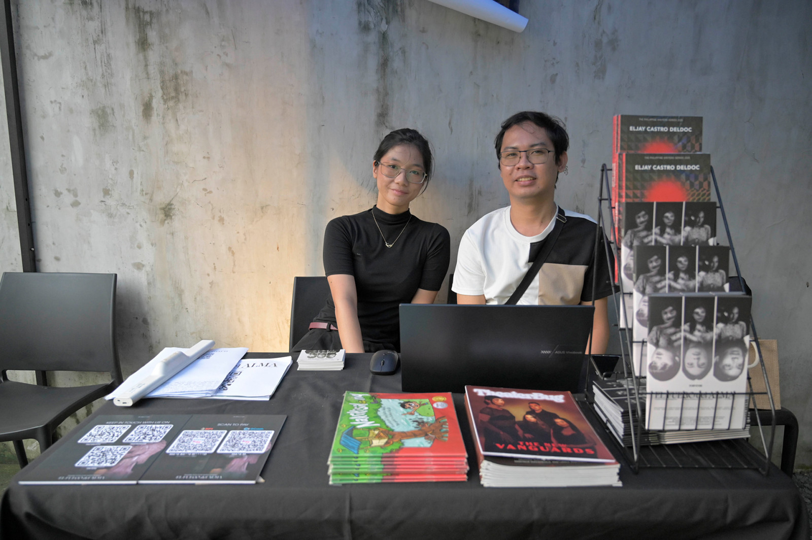 At the front of house, Porvenir team offers the guests copies of Eljay Castro Deldoc’s book and the play’s souvenir programme (Photo: Keith Dador)