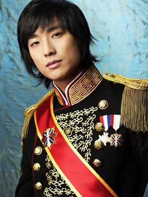 Ju Ji-hoon as Crown Prince Lee Shin in the classic 2006 rom-com K-drama Princess Hours