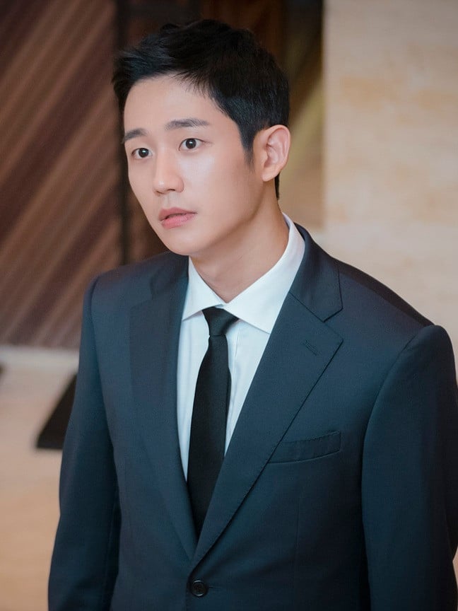 Jung Hae-in and Son Ye-jin sharing a romantic moment in the K-drama Something in the Rain