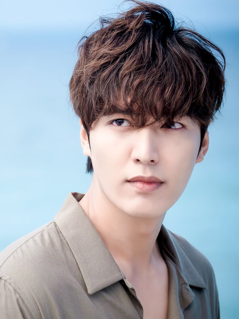 Lee Min-ho playing conman Heo Joon-jae alongside Jun Ji-hyun in the fantasy romance Legend of the Blue Sea