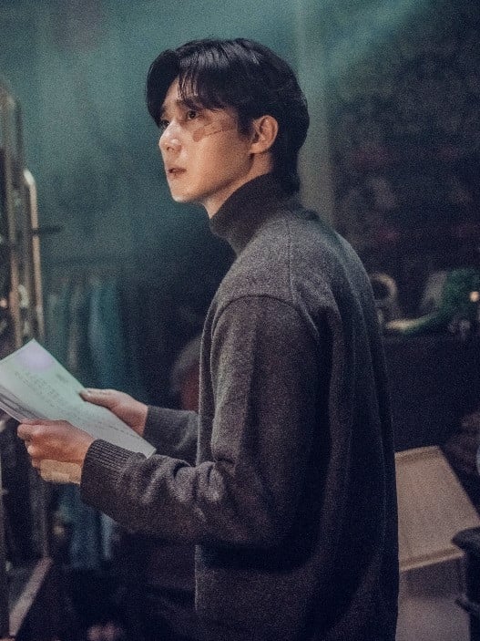 Park Seo-joon is a monster hunter in 1945 Gyeongseong in the Netflix period horror series Gyeongseong Creature