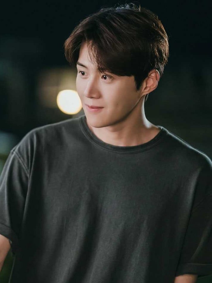 Kim Seon-ho smiling in a seaside town in the romance K-drama Hometown Cha-Cha-Cha