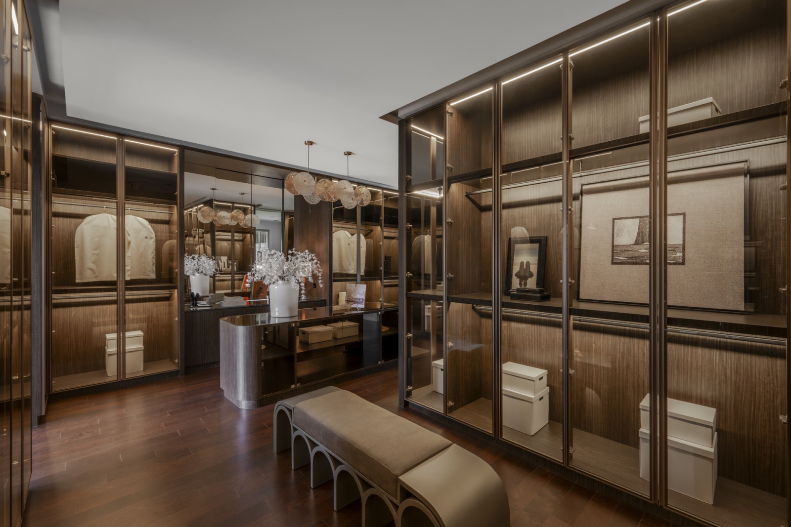 'Empress Dressing Suite' สเปซแต่งตัวที่ขยายอาณาเขตให้ทุกไอเท็มชิ้นโปรด ได้สะท้อนตัวตนและเอกลักษณ์ของคุณอย่างชัดเจน