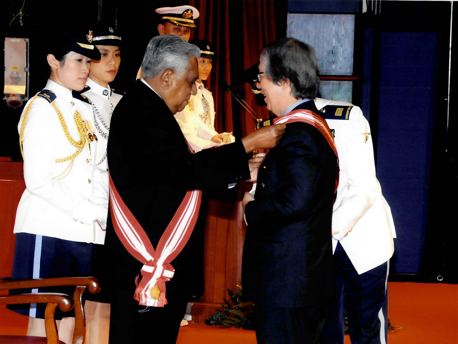 Tommy Koh receiving the Order of San Nila Utama, from President Sellapan Ramanathan Nathan, in 2008 (Photo: courtesy of Tommy Koh / Ramon Magsaysay Award Foundation)