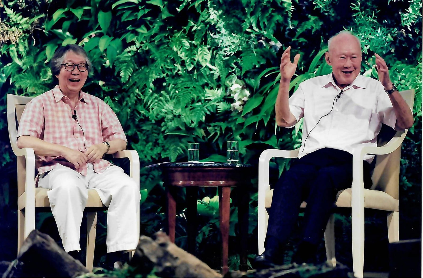 Tommy Koh chairing a talk by Mr Lee Kuan Yew, at the Singapore Botanic Gardens to celebrate the venue’s 150th anniversary in 2009 (Photo: courtesy of Tommy Koh / Ramon Magsaysay Award Foundation)