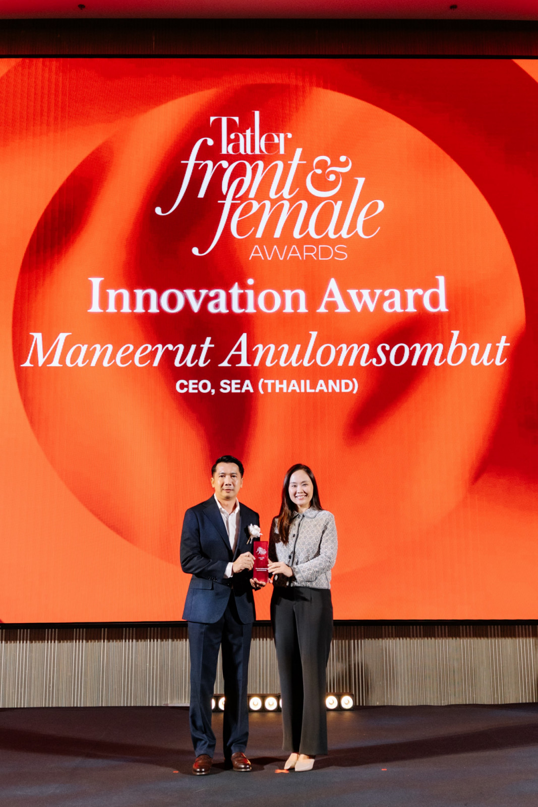 ณัฐวุฒิ แสงชูวงษ์ บรรณาธิการบริหาร Tatler Thailand มอบรางวัล Tatler Front & Female Innovation Award ให้แก่มณีรัตน์ อนุโลมสมบัติ ซีอีโอของ Sea (Thailand) (ภาพ: Tatler Thailand)