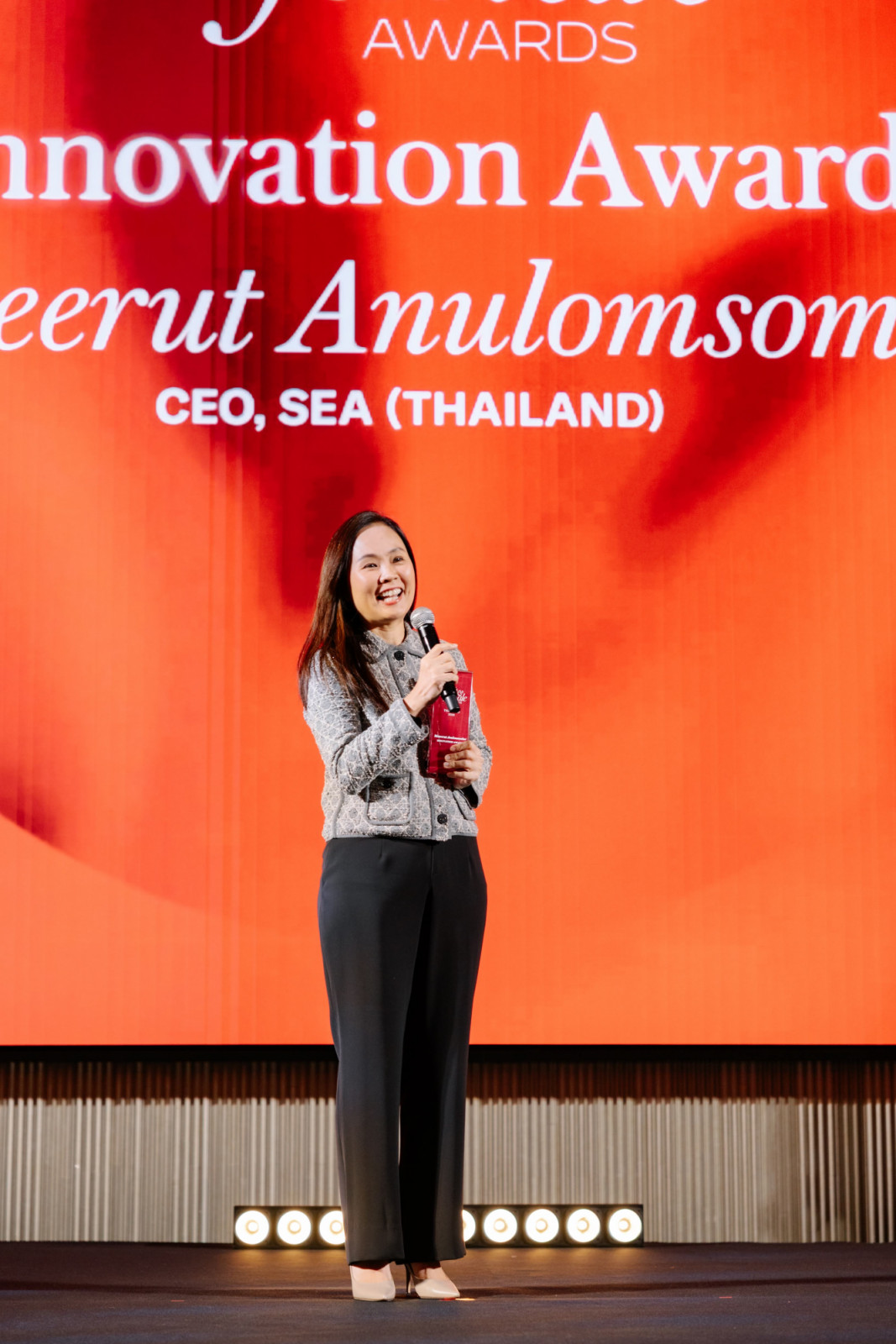 มณีรัตน์ อนุโลมสมบัติ หรือ ซีอีโอ Sea (Thailand) ขณะขึ้นรับรางวัล Tatler Front & Female Innovation Award กล่าวถึงความสำเร็จว่าเกิดจากทีมงาน พาร์ทเนอร์ และผู้ใช้ที่ร่วมให้คำแนะนำจนผลิตภัณฑ์และบริการพัฒนาต่อไปได้ (ภาพ: Tatler Thailand)