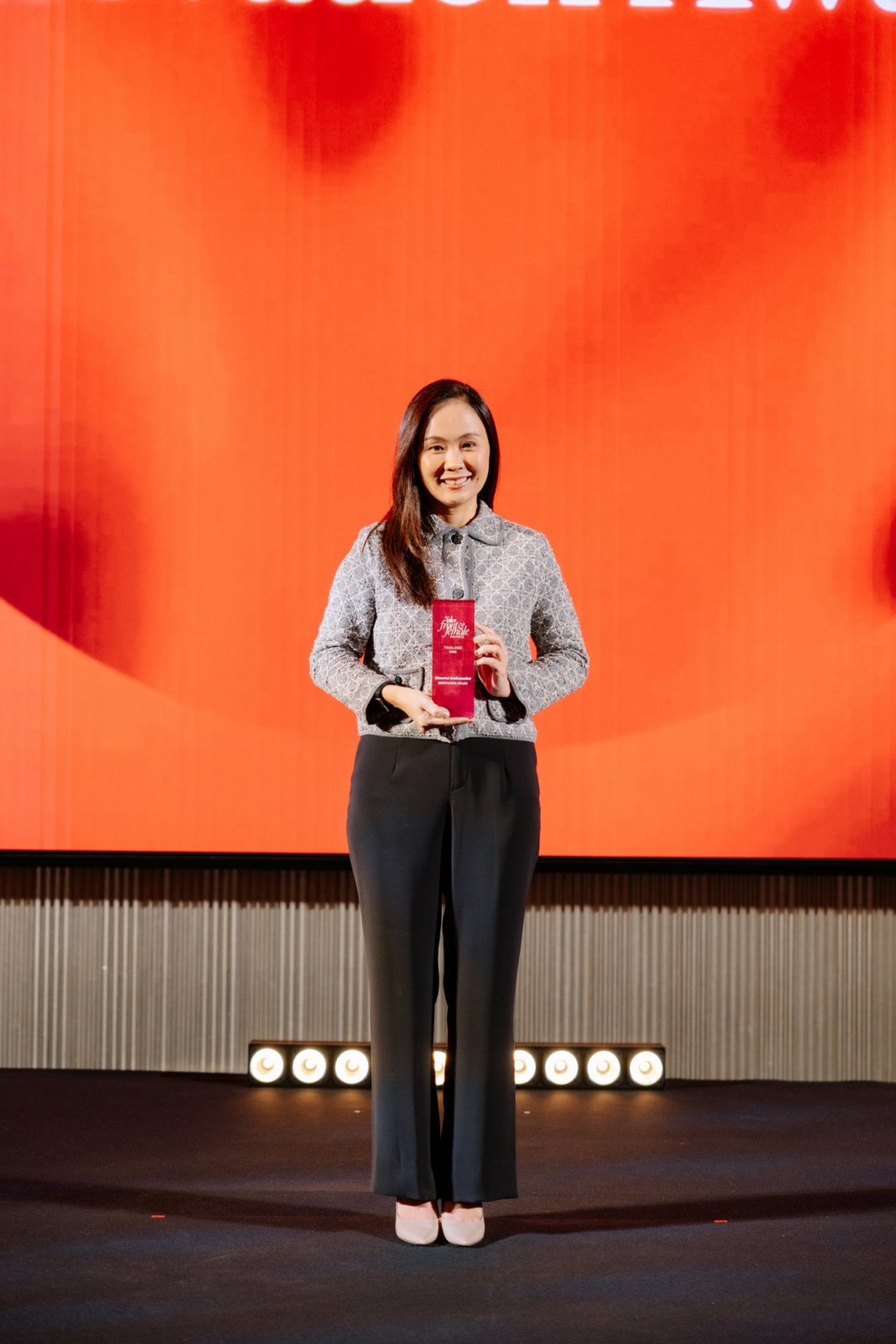 มณีรัตน์ อนุโลมสมบัติ หรือ ซีอีโอ Sea (Thailand) รับรางวัล Tatler Front & Female Innovation Award (ภาพ: Tatler Thailand)