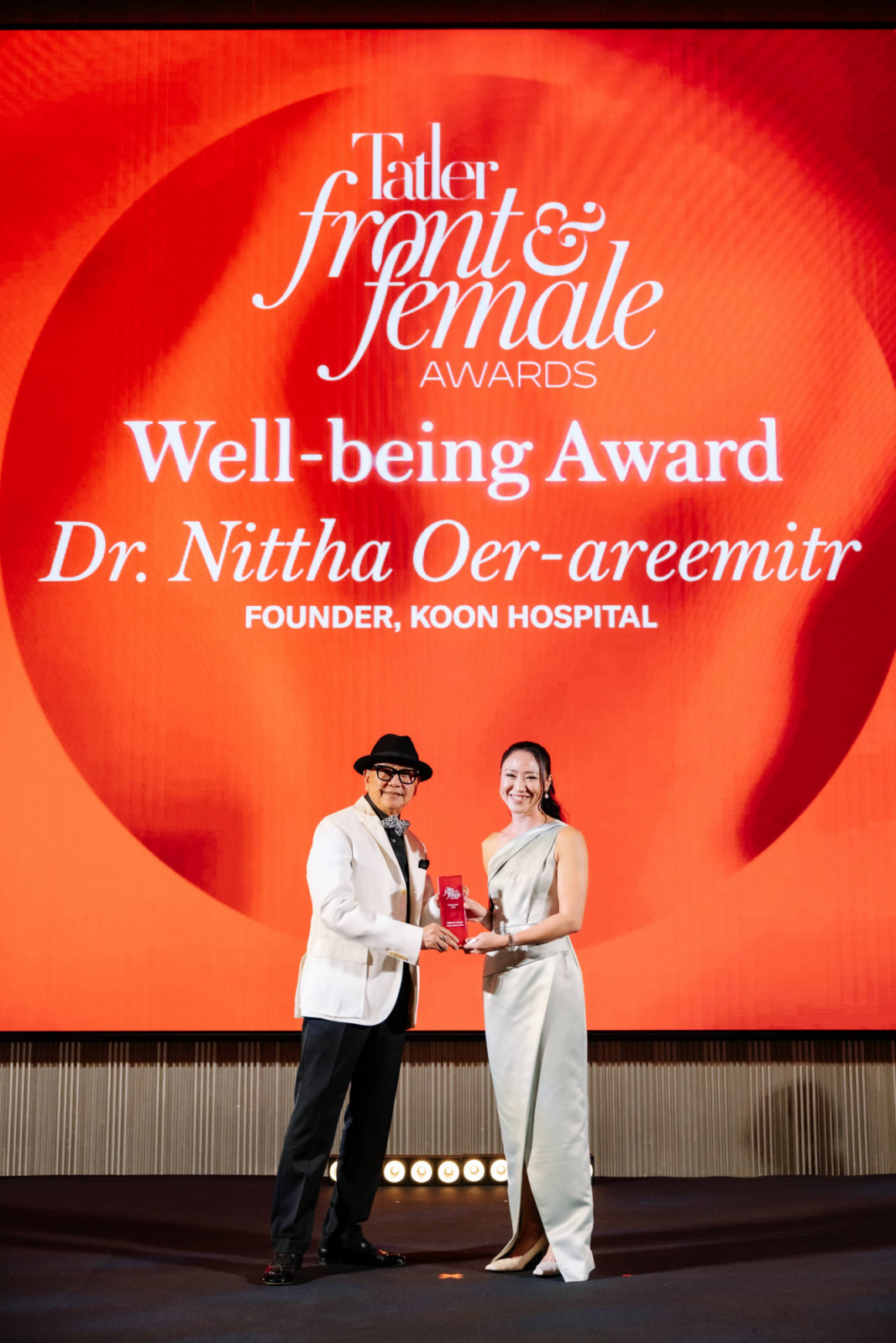 สืบวงศ์ แก้วทิพรัตน์ Senior Advisor, Dining & Watch, Tatler Thailand เป็นผู้มอบรางวัล Tatler Front & Female Well-being Award ให้แก่ พญ.นิษฐา เอื้ออารีมิตร (ภาพ: Tatler Thailand)
