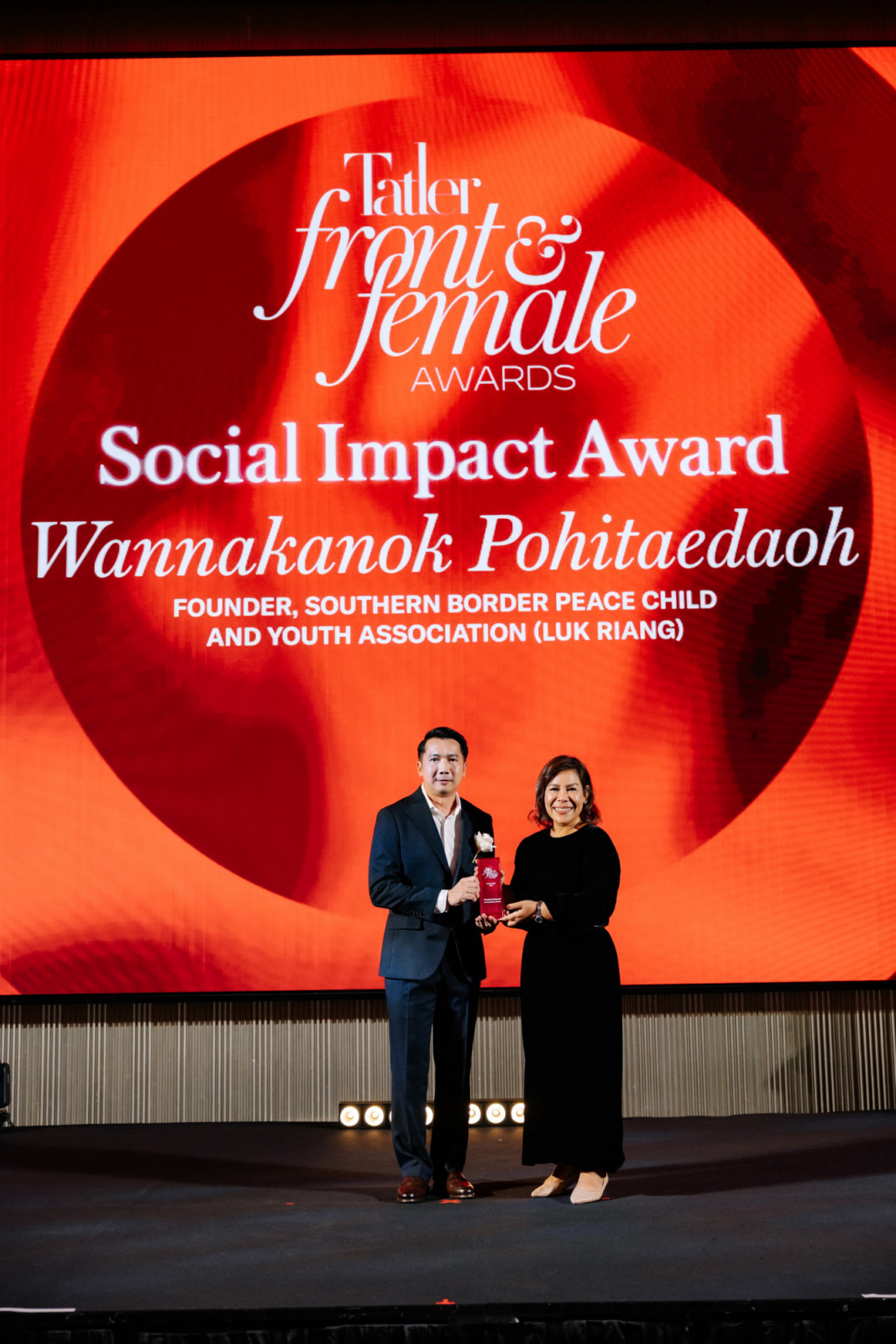 ณัฐวุฒิ แสงชูวงษ์ บรรณาธิการบริหาร Tatler Thailand มอบรางวัล Tatler Front & Female Social Impact Award ให้แก่ วรรณกนก เปาะอิแตดาโอะ (ภาพ: Tatler Thailand)
