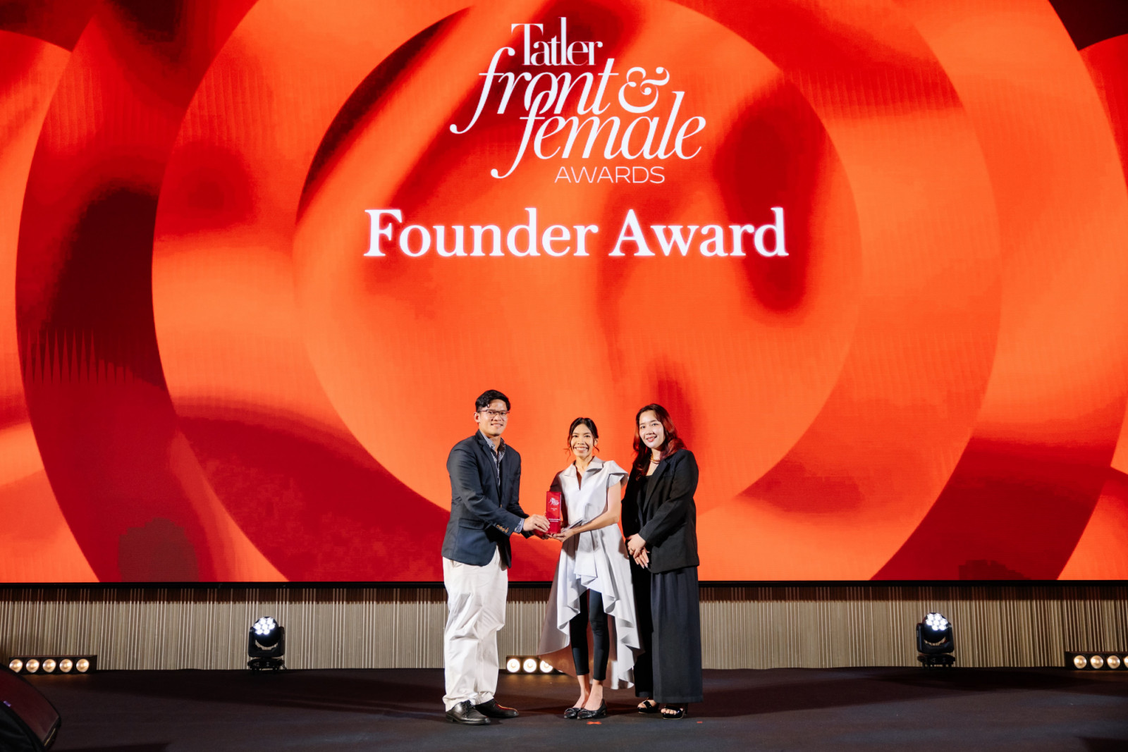 ชชานนท์ ลิ่มทอง Editor, Power & Purpose and VIP, Tatler Thailand มอบรางวัล Tatler Front & Female Founder Award ให้แก่ กชกร กชกร วรอาคม ผู้ก่อตั้งและซีอีโอของ Landprocess ผ่านตัวแทน วราพร โคมทองสถิตย์ และน้ำฝน บัวเปรม สองภูมิสถาปนิกอาวุโส ของ Landprocess เนื่องจากกชกรติดภารกิจที่ต่างประเทศ (ภาพ: Tatler Thailand)