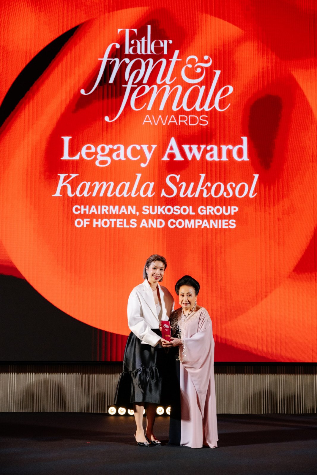 Stephanie Tay, Executive Managing Director, Tatler Asia Thailand & Singapore และกมลา สุโกศล แคลปป์ ขณะรับรางวัล Tatler Legacy Award (ภาพ: Tatler Thailand)