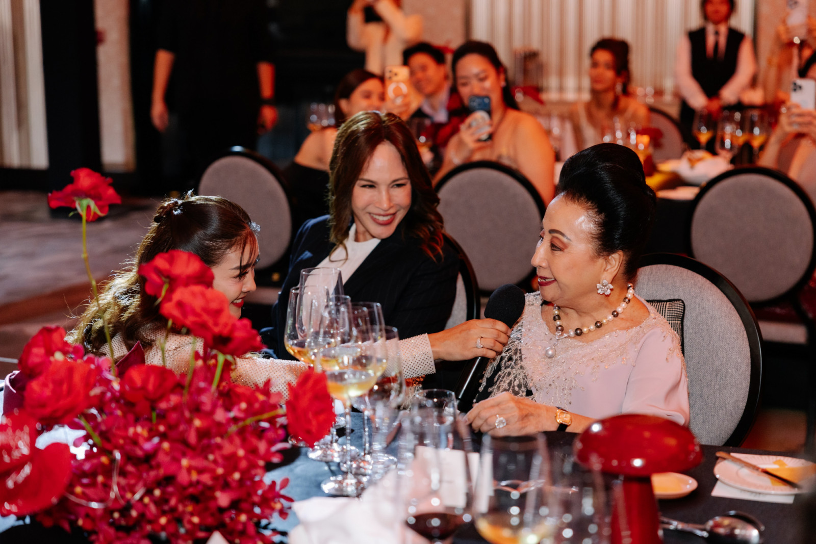 ป่าน กัญภัส ศรีณรงค์ ชยานุวัฒน์ เชื้อเชิญกมลา สุโกศล เจ้าของเสียงร้องต้นตำรับ ร่วมขับขานบทเพลง ‘Live and Learn’ ที่ถือเป็นหนึ่งใน magic moment ภายในงานประกาศรางวัล Tatler Front & Female Awards ครั้งนี้ (ภาพ: Tatler Thailand)