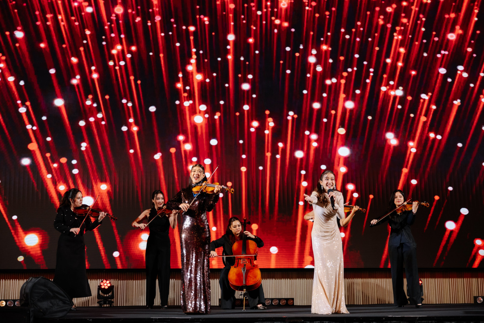 การขับขานบทเพลงสุดพิเศษ ‘Live and Learn’ โดยป่าน กัญภัส ศรีณรงค์ ชยานุวัฒน์ ร่วมกับ 159 Chamber Orchestra by Muse [x] Academy ก่อนการประกาศรางวัล Tatler Legacy Award (ภาพ: Tatler Thailand)