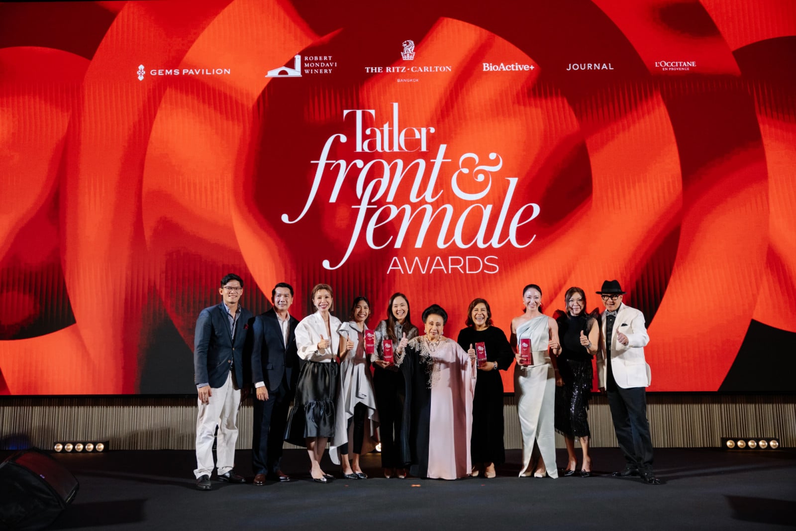 ผู้บริหาร Tatler Thailand ถ่ายภาพร่วมกับผู้ได้รับรางวัล Tatler Front & Female Awards 2026 (ภาพ: Tatler Thailand)