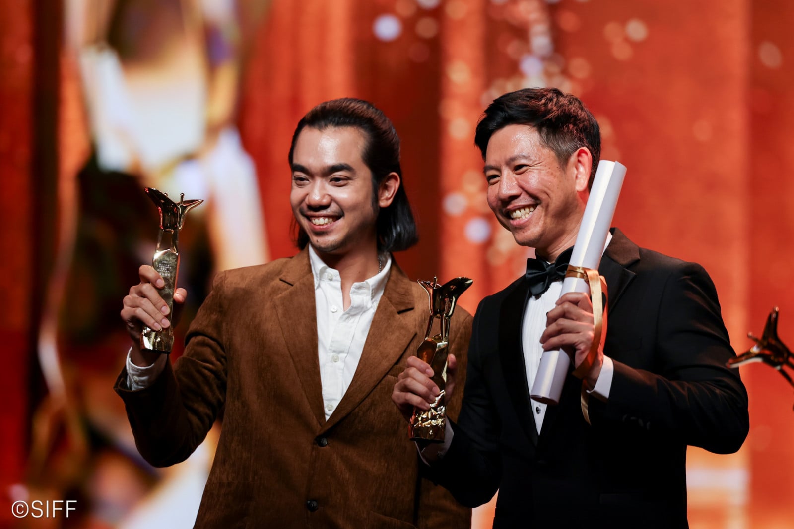 ‘๙ วัด สู่สวรรค์’ คว้ารางวัลนักแสดงนำชายยอดเยี่ยม (สมภพ ทรงกำพล) และผู้กำกับยอดเยี่ยม (สมพจน์ ชิตเกษรพงศ์ ) ในสาย Golden Goblet Awards : Asian New Talent Competition ที่เทศกาลภาพยนตร์นานาชาติเซี่ยงไฮ้ เดือนมิถุนายนที่ผ่านมา (ภาพ: ©SIFF / At A Time Pictures, Kick The Machine Films)