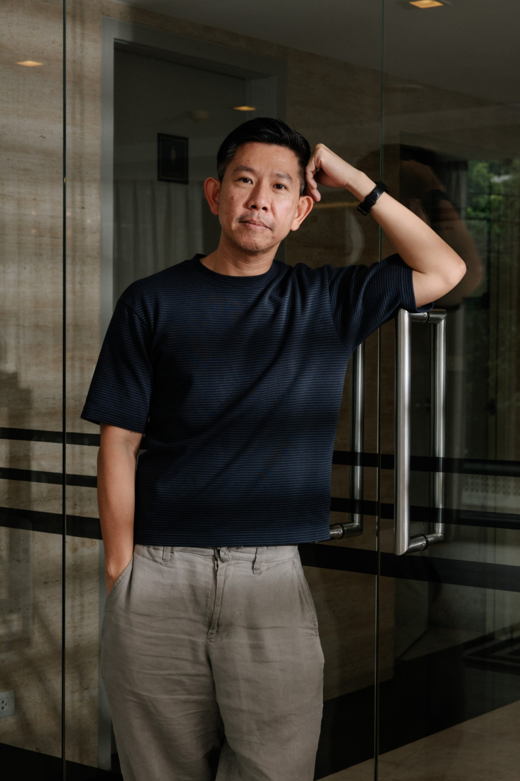 สมพจน์ ชิตเกษรพงศ์ หรือ “โบ๊ต” เริ่มเข้าสู่วงการภาพยนตร์ด้วยการเป็นผู้ช่วย อภิชาติพงศ์ วีระเศรษฐกุล ค่อยๆ เรียนรู้และซึมซับการทำภาพยนตร์จากผู้กำกับมือรางวัลในระดับนานาชาติจนอยู่ในส่วนผสมของความเป็นเขา ทั้งที่รู้ตัวและไม่รู้ตัว “ทั้งที่รู้ตัวและไม่รู้ตัว” (ภาพ: Worapon Teerawatvijit / Tatler Thailand)