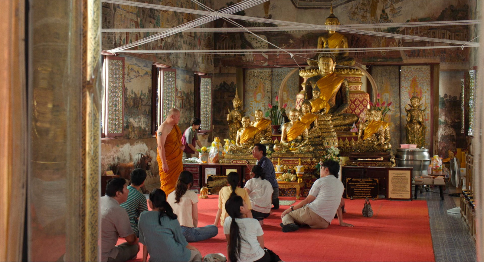 ‘๙ วัด สู่สวรรค์’ ภาพยนตร์ไทยที่พาผู้ชมสำรวจความย้อนแย้งในความเชื่อของคนไทย กับการตั้งคำถามที่ว่า เราทำพิธีกรรมต่างๆ เพื่อผลลัพธ์ หรือทำเพียงเพื่อ ‘ความสบายใจ’ กันแน่ (ภาพ: At A Time Pictures, Kick The Machine Films)