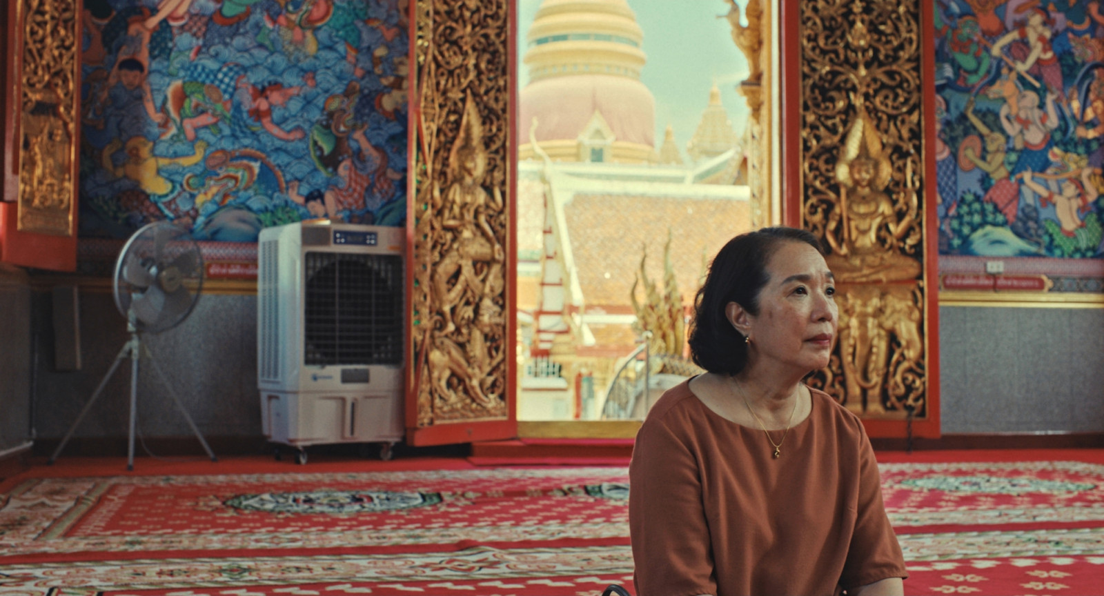 ‘๙ วัด สู่สวรรค์’ ภาพยนตร์ไทยที่พาผู้ชมสำรวจความย้อนแย้งในความเชื่อของคนไทย กับการตั้งคำถามที่ว่า เราทำพิธีกรรมต่างๆ เพื่อผลลัพธ์ หรือทำเพียงเพื่อ ‘ความสบายใจ’ กันแน่ (ภาพ: At A Time Pictures, Kick The Machine Films)
