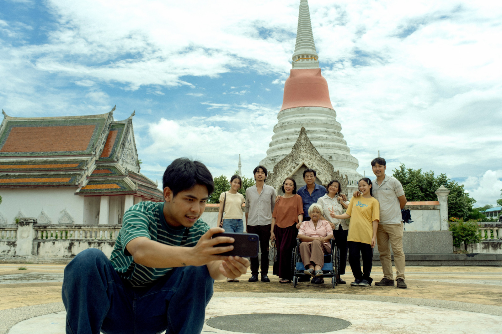 ‘๙ วัด สู่สวรรค์’ ภาพยนตร์ไทยที่พาผู้ชมสำรวจความย้อนแย้งในความเชื่อของคนไทย กับการตั้งคำถามที่ว่า เราทำพิธีกรรมต่างๆ เพื่อผลลัพธ์ หรือทำเพียงเพื่อ ‘ความสบายใจ’ กันแน่ (ภาพ: At A Time Pictures, Kick The Machine Films)