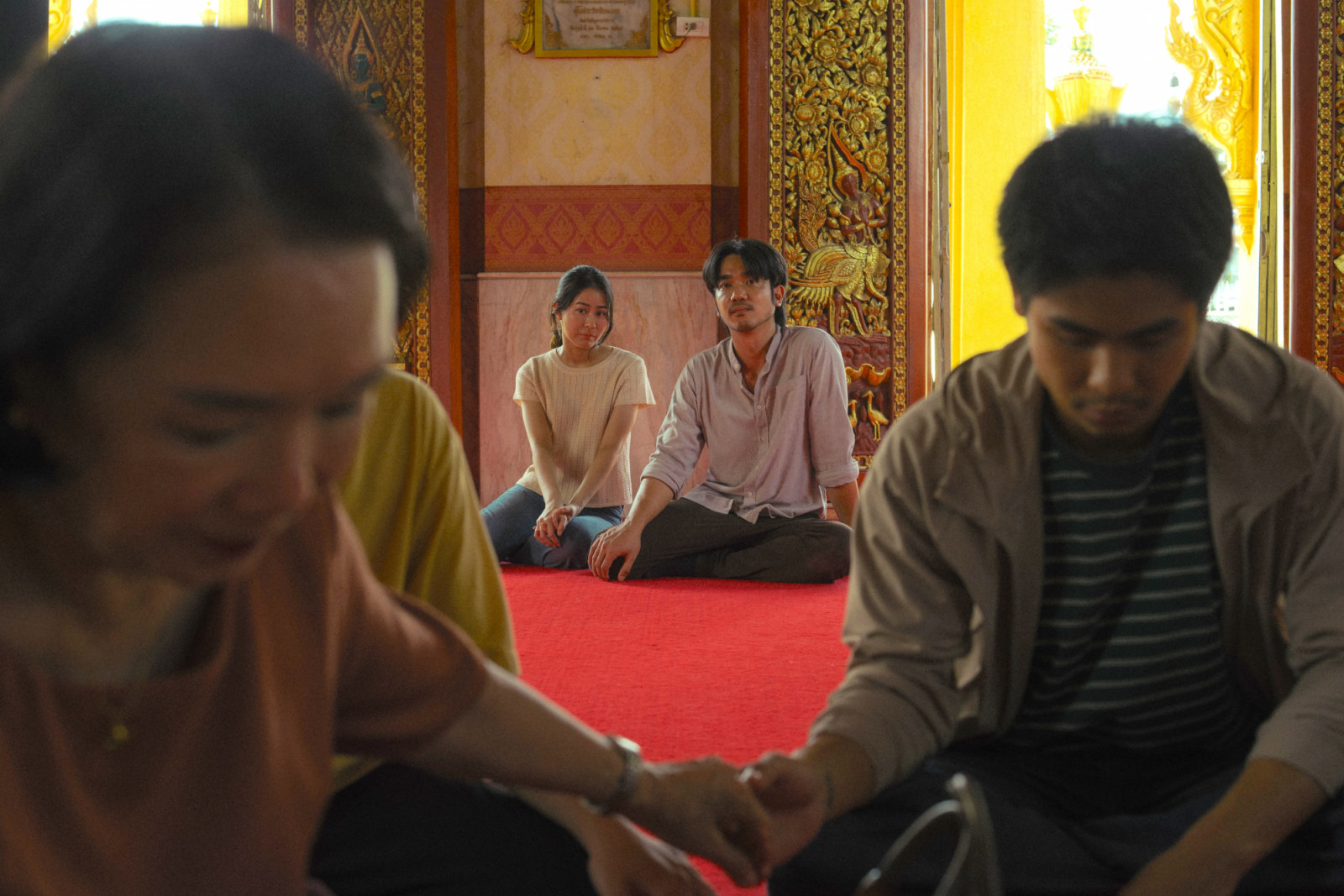 ‘๙ วัด สู่สวรรค์’ ภาพยนตร์ไทยที่พาผู้ชมสำรวจความย้อนแย้งในความเชื่อของคนไทย กับการตั้งคำถามที่ว่า เราทำพิธีกรรมต่างๆ เพื่อผลลัพธ์ หรือทำเพียงเพื่อ ‘ความสบายใจ’ กันแน่ (ภาพ: At A Time Pictures, Kick The Machine Films)