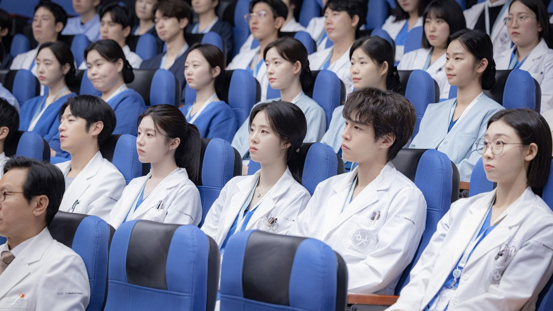 Go Youn-jung, Shin Si-a, Kang You-seok, and Han Ye-ji as young OB-GYN residents in Resident Playbook