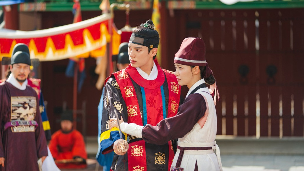 Lim Yoona as modern chef Yeon Ji-yeong and Lee Chae-min as King Yi-heon in tvN historical time-travel K-drama Bon Appétit, Your Majesty