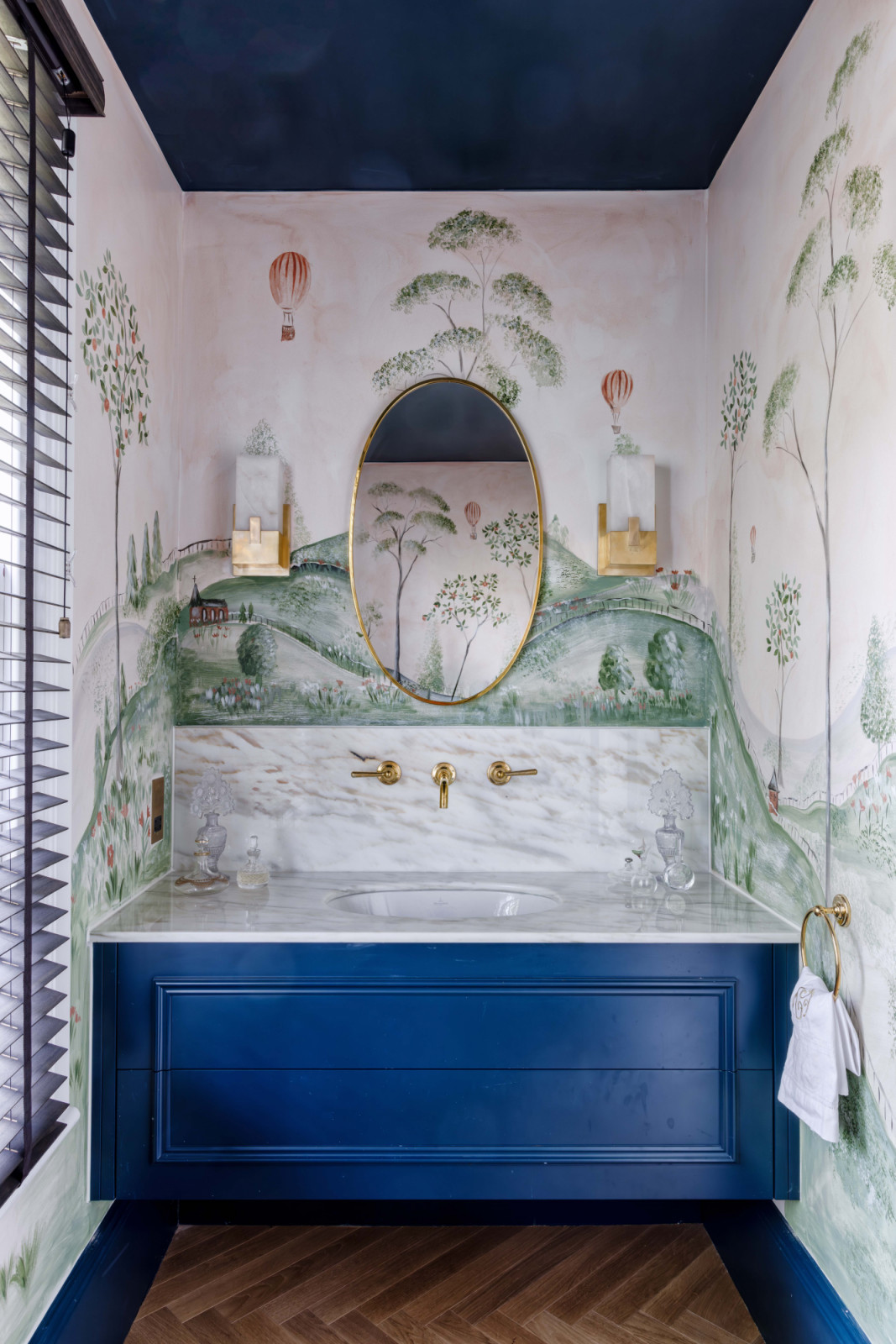 bold, abstract wallpaper reminiscent of expressive brushstrokes