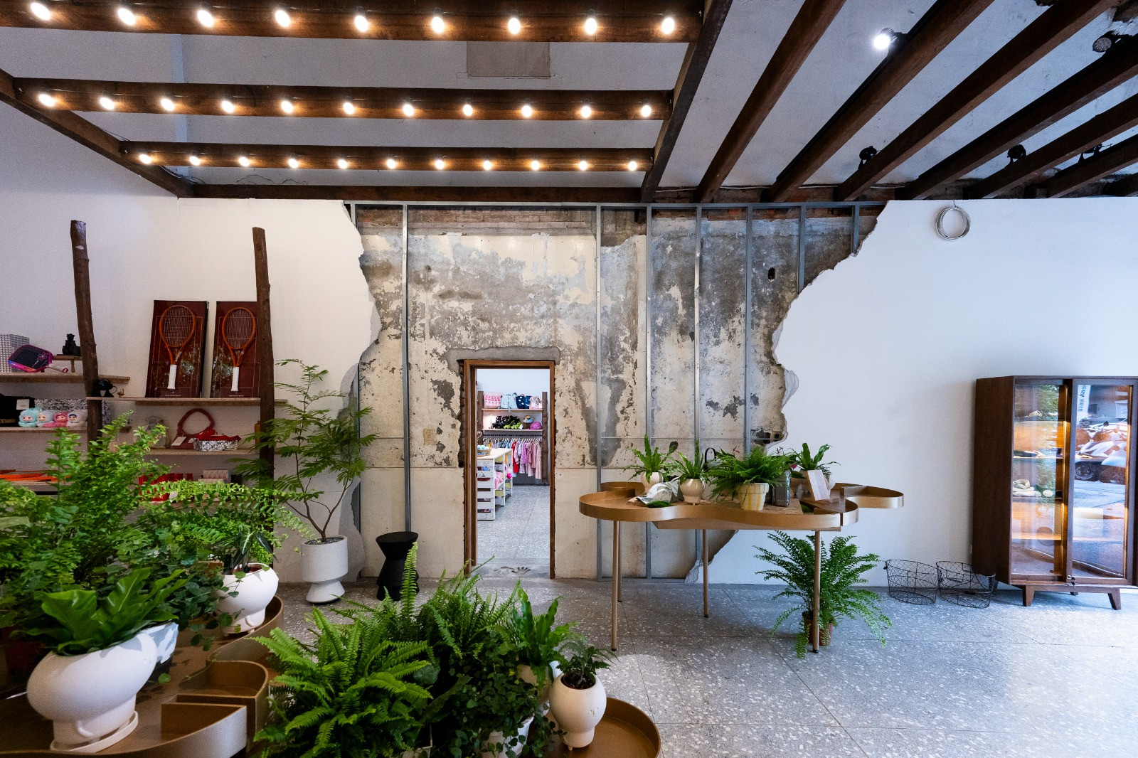 兩間老屋中間新開的小門刻意保留的老屋壁面(Photo: 「萌萌 LITTLE EARTH」公益基地)