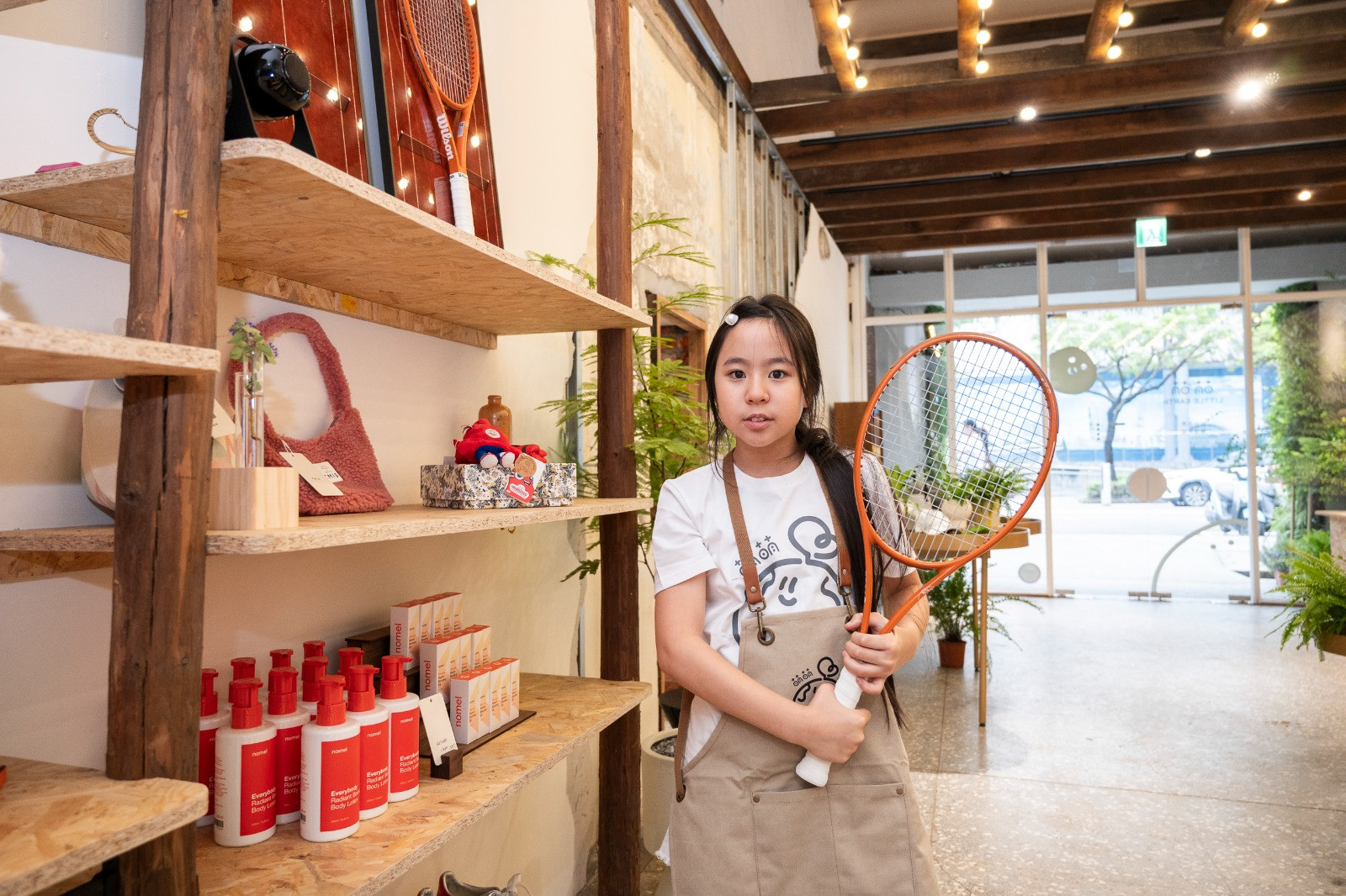 發起人蔡和妍拿著老蕭捐贈的球拍(Photo: 「萌萌 LITTLE EARTH」公益基地)