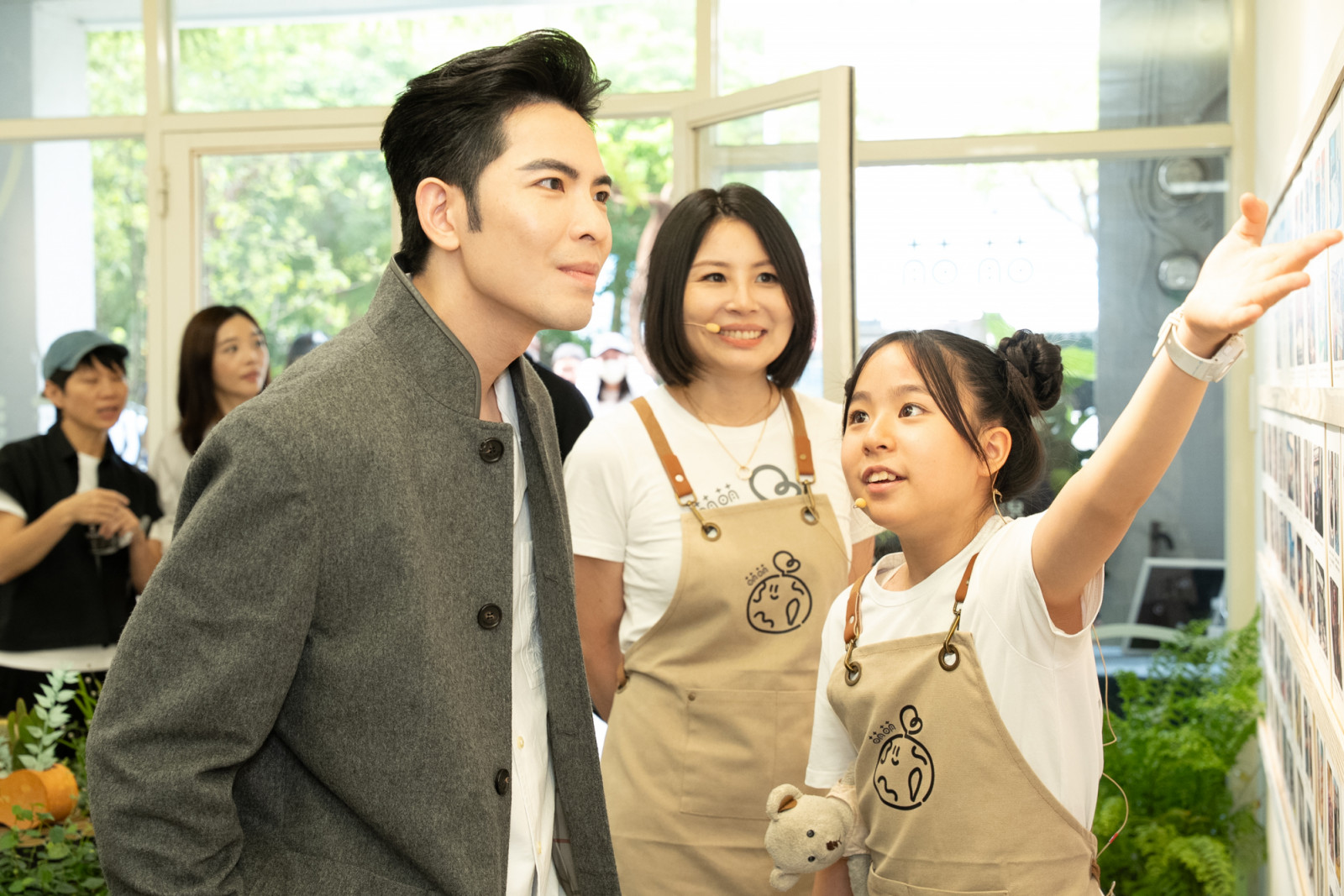 「萌萌 LITTLE EARTH」公益計畫發起人鄭苑玲蔡和妍向蕭敬騰說明計畫內容(Photo: 「萌萌 LITTLE EARTH」公益基地)