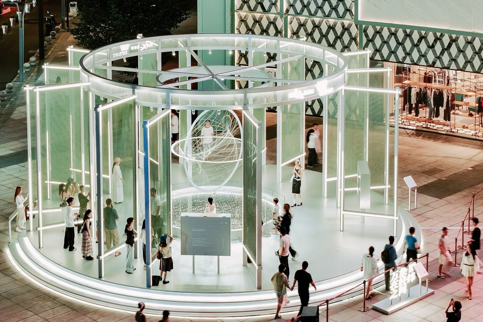 Yang Song’s ‘Kun’, comprising thousands of 0.1mm steel wires, is at the entrance plaza of Hangzhou MixC. (Photo: courtesy of Hangzhou MixC)